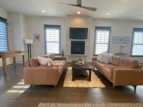 Luxury 3 story SFH w/ all amenities. Rooftop deck!