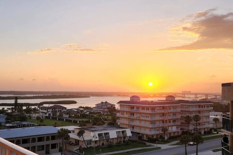Spacious beach condo, close to Disney & Universal