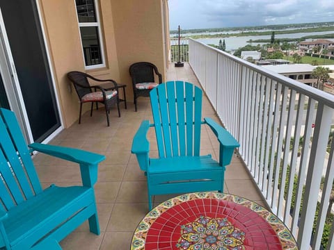 Spacious beach condo, close to Disney & Universal