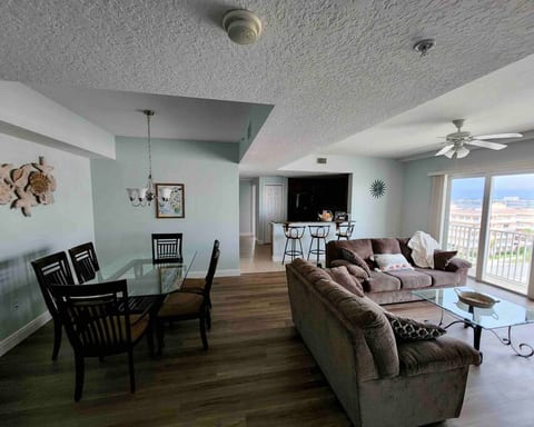 Spacious beach condo, close to Disney & Universal
