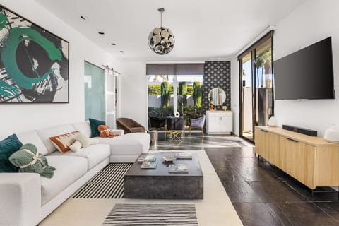 10 feet ceilings and floor-to-ceiling windows.