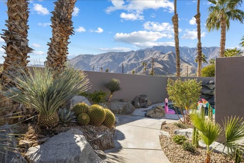 NEW! Racquet Club: Private Pool & Mountain Views