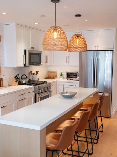 Full kitchen with seating for 4