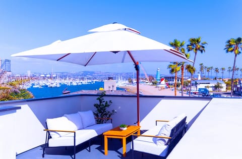 Stunning Top Deck Lounge with 360 views, seating, BBQ, Outdoor Dining table