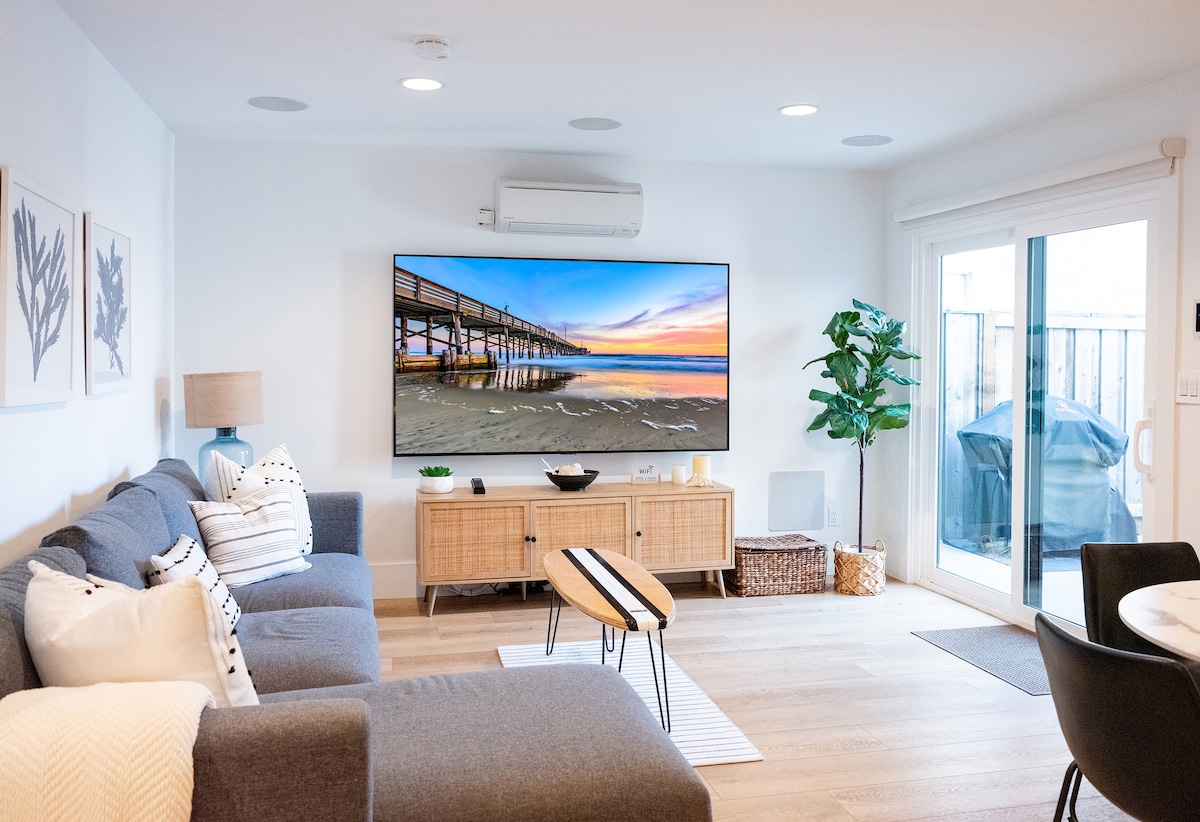 Living Room: Spacious retreat with sleek decor, and an 85" TV for entertainment and a private courtyard!