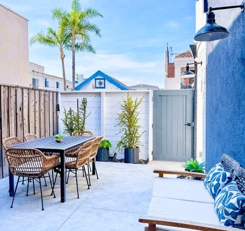 Private courtyard with dining table and barbecue