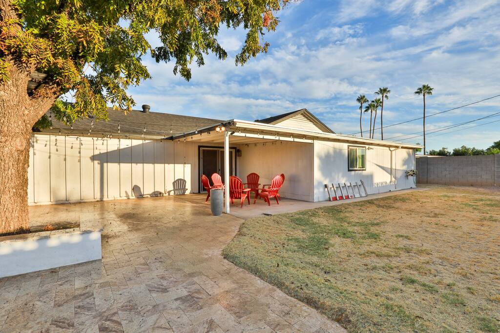 Backyard with travertine pavers