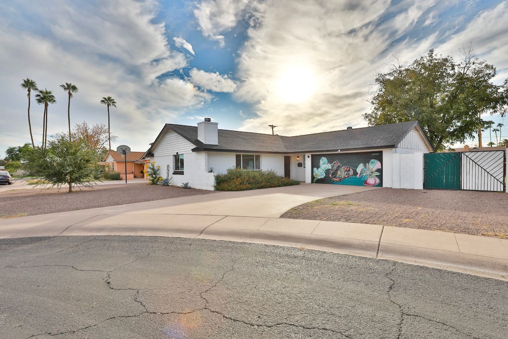 Painted Garage Door - Spacious 4 BR with 2 King bed and huge yard & EV - Phoenix