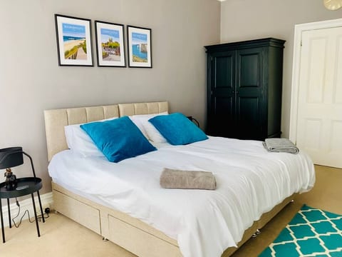Lovely Westbourne apartment - 15 min walk to beach