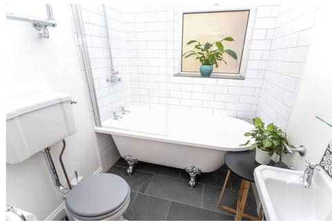 Lovely Westbourne apartment - 15 min walk to beach