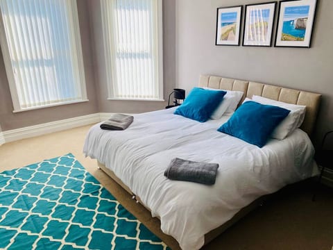 Lovely Westbourne apartment - 15 min walk to beach
