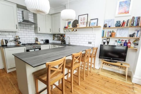 Lovely Westbourne apartment - 15 min walk to beach