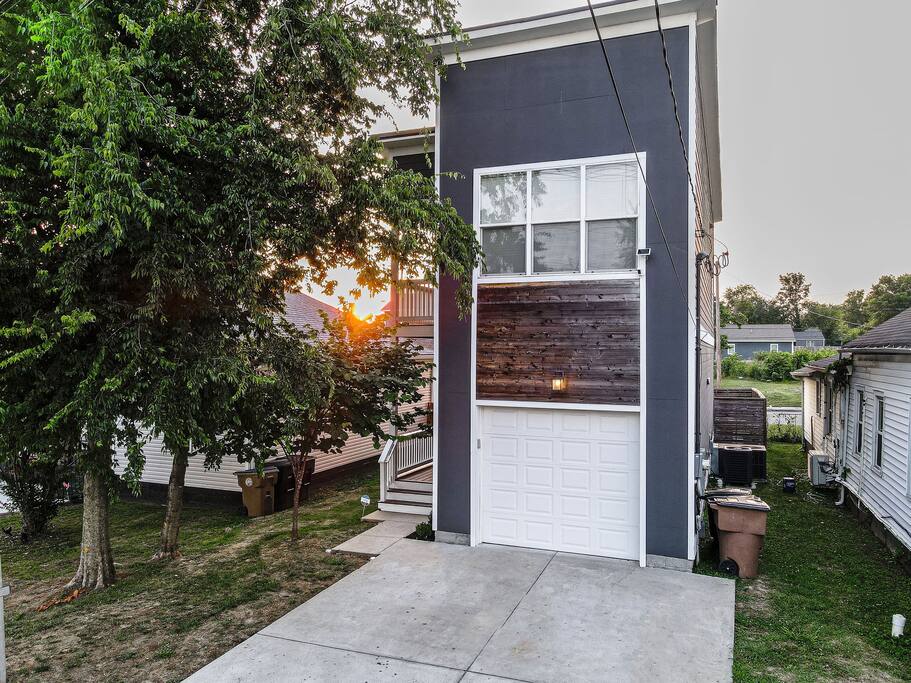 Front view of Underwood Manor