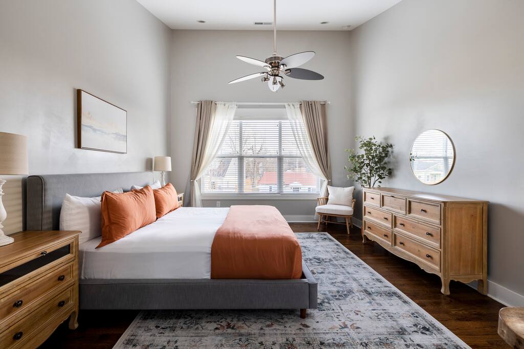 2nd Floor | King Bed | Ensuite Bathroom | Balcony
The most luxurious room in the house fit with a super luxurious Saatva King mattress and the comfiest pillows. Features a walk-in closet, vanity mirrors, and light-minimizing drapes.