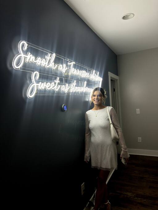 Hallway | Neon Sign | Photo Spot
Stylish hallway with a glowing “Smooth as Tennessee whiskey, Sweet as strawberry wine” neon sign—perfect for memorable photo ops during your stay.