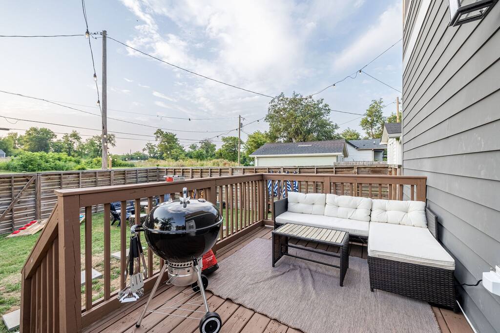 Premium charcoal BBQ and seating on backyard patio - Underwood Manor - Nashville