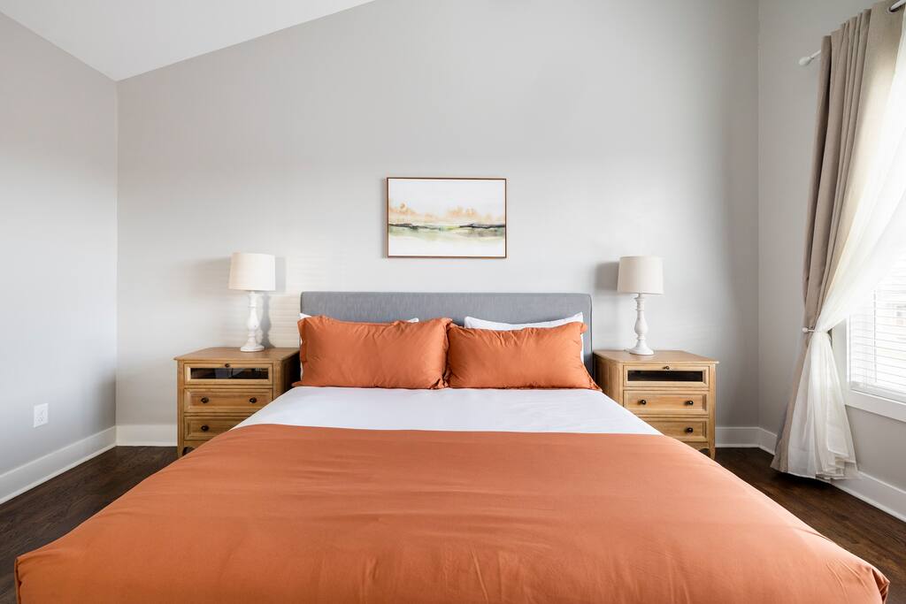 Kind bed with a premium Saatva mattress that will give you the best sleep of your life :) 