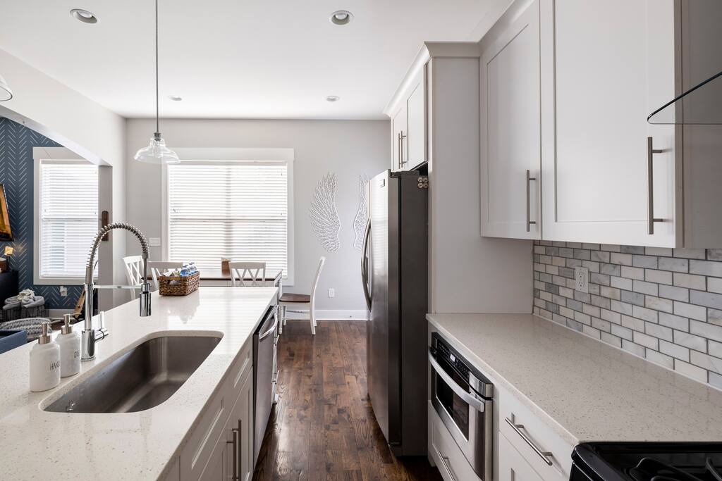 Kitchen | Modern Design | Coffee & Cooking Ready
Bright, modern kitchen featuring subway tile backsplash, quartz countertops, deep sink, and full stainless steel appliances—perfect for morning coffee or cooking with friends.