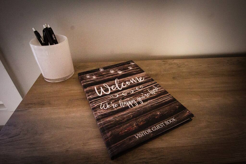 Located on the entry table is a guestbook for you to tell us about your experience at the end of your stay. There you will find previous guests' recommendations and experiences that you can gain inspiration from.