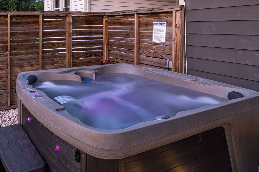 7-person hot tub open all year round!