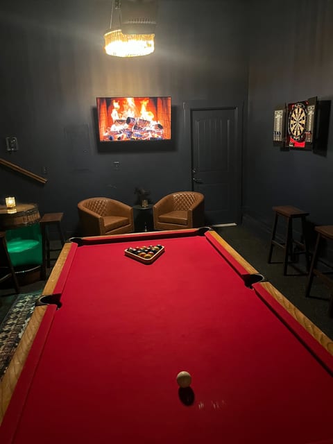 Speakeasy Game Room, Hot Tub, Fire Pit & Near DT