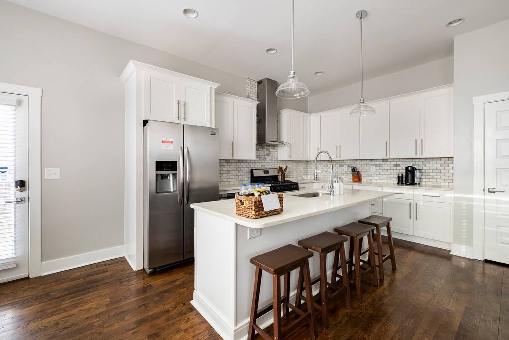 Kitchen | Fully Stocked | Island Seating
Modern kitchen with white cabinetry, stainless steel appliances, quartz countertops, and island seating for four—fully stocked for cooking, coffee, and gathering.