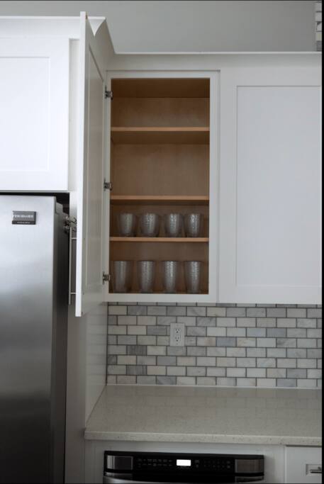 Kitchen | Glassware Cabinet | Everyday Essentials
Open upper cabinet stocked with textured drinking glasses—easily accessible and perfect for water, juice, or cocktails during your stay.