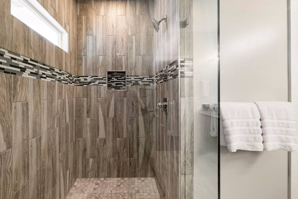 Bathroom | Walk-In Shower | Spa Feel
Spacious walk-in shower with floor-to-ceiling tile, rainfall showerhead, built-in shelf, and mosaic accent strip—designed for a relaxing, spa-like experience.