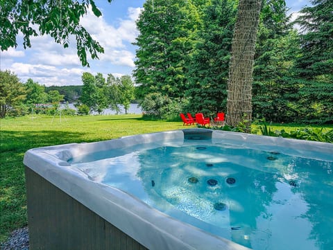 Silver Maple Farmhouse - Lakefront Cottage