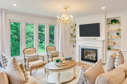 Silver Maple Farmhouse - Lakefront Cottage