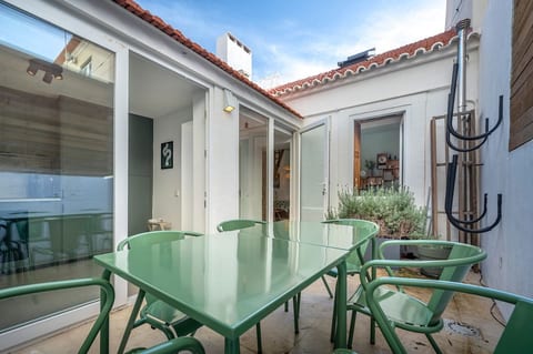 Outdoor Dining Oasis: Enjoy meals al fresco in a vibrant green space surrounded by fresh herbs!