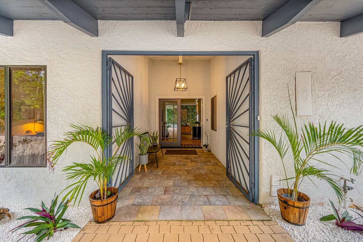 entire-estate-w-lap-pool-ocean-view-ac-in-dt-kona/