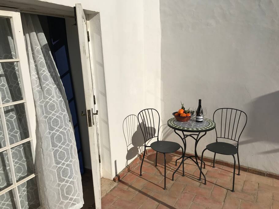 Patio 2 with afternoon sun - Charming studio apartment with two patios and pool - Tavira