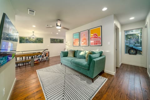 Modern DT Retreat w/ Hot Tub King Bed Fast Wi-Fi