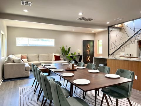 Modern DT Retreat w/ Hot Tub King Bed Fast Wi-Fi