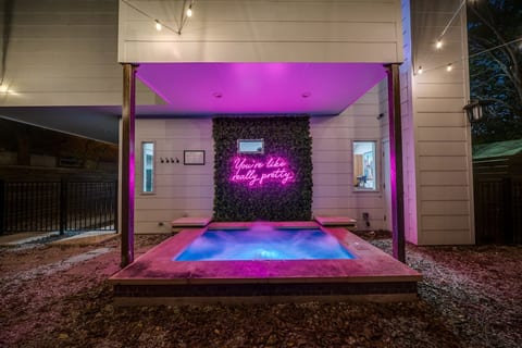 Modern DT Retreat w/ Hot Tub King Bed Fast Wi-Fi
