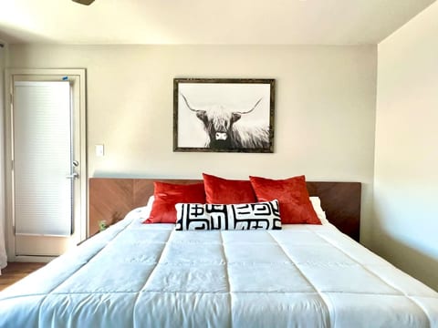 Modern DT Retreat w/ Hot Tub King Bed Fast Wi-Fi