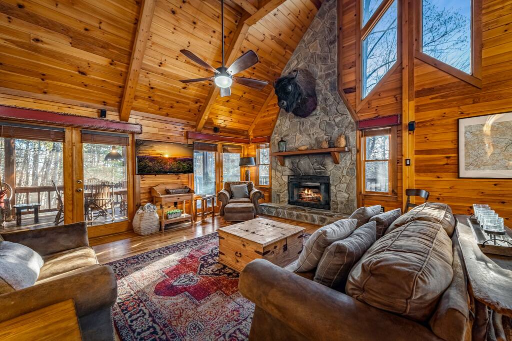 views-for-miles!-wi-fi-new-hot-tub-fire-pit!/