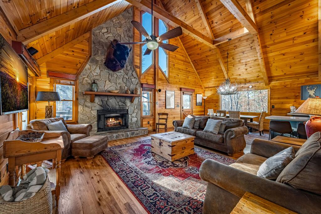 views-for-miles!-wi-fi-new-hot-tub-fire-pit!/