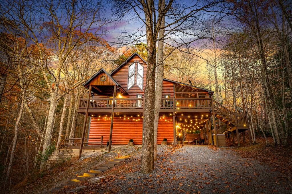 Views for Miles! Wi-Fi, New Hot Tub, Fire Pit!