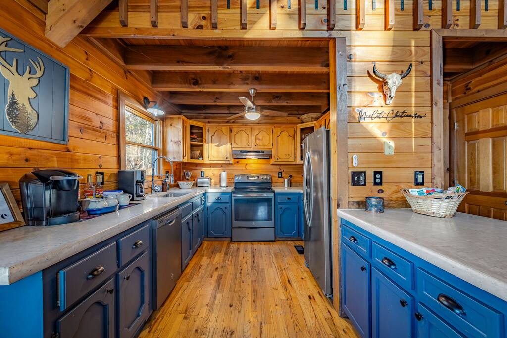 views-for-miles!-wi-fi-new-hot-tub-fire-pit!/