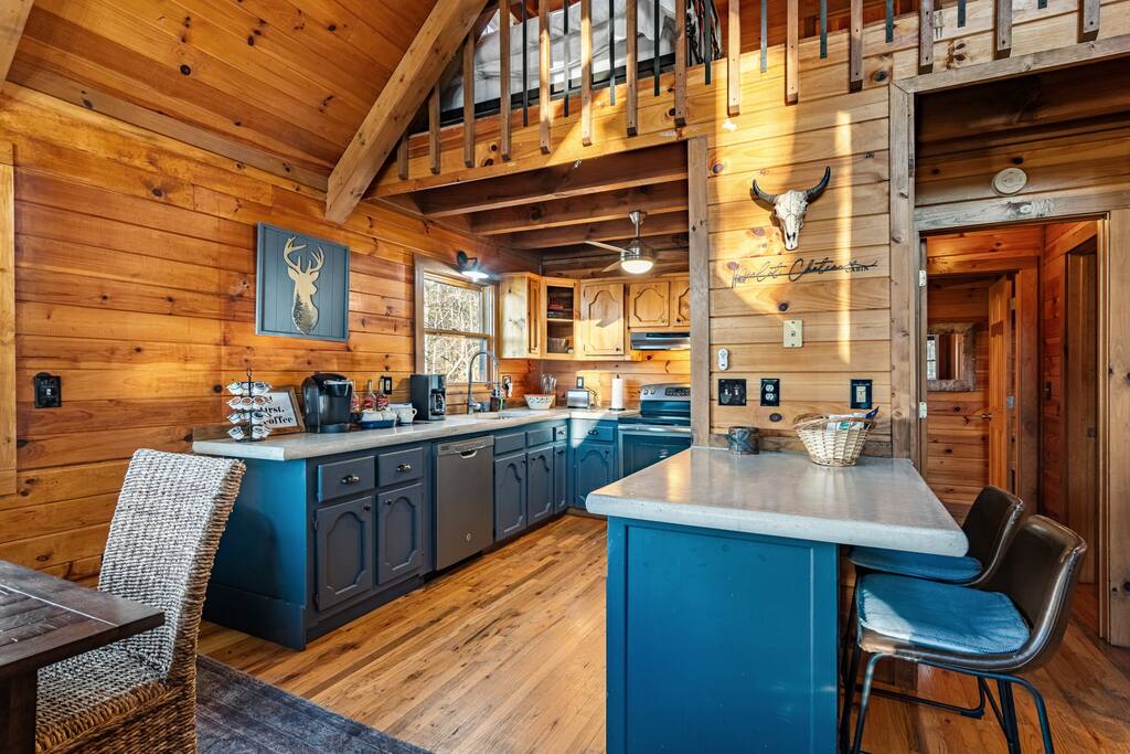 views-for-miles!-wi-fi-new-hot-tub-fire-pit!/