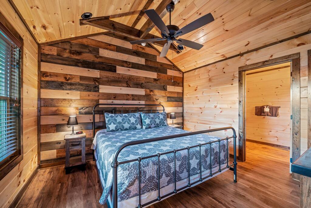 Bedroom off the loft. Features a King bed with attached bath. Bedroom off the loft. Features a King bed with attached bath. - Overlook Swim Lodge - Sevierville