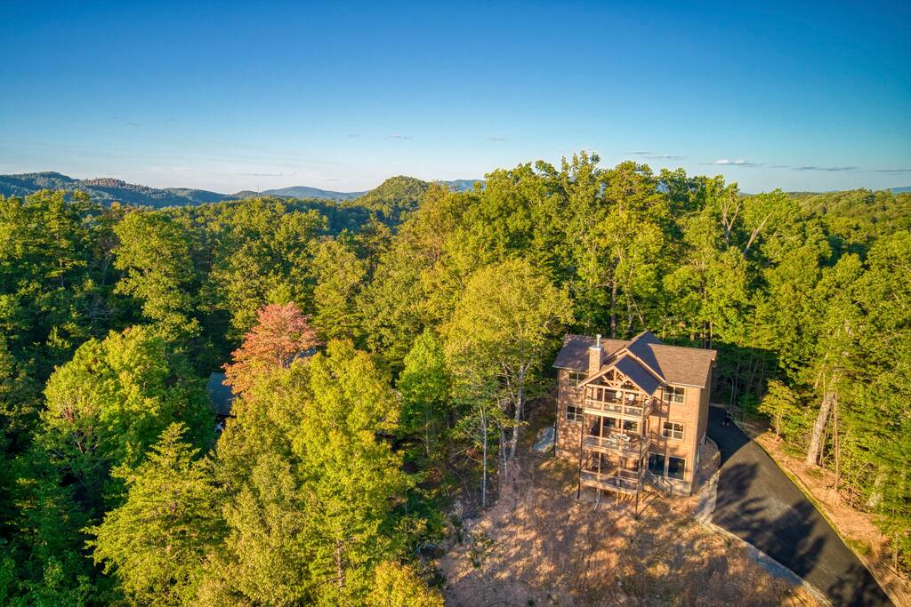 Exterior of Overlook Swim Lodge. Features parking for 5-6 vehicles. Exterior of Overlook Swim Lodge. Features parking for 5-6 vehicles. - Overlook Swim Lodge - Sevierville