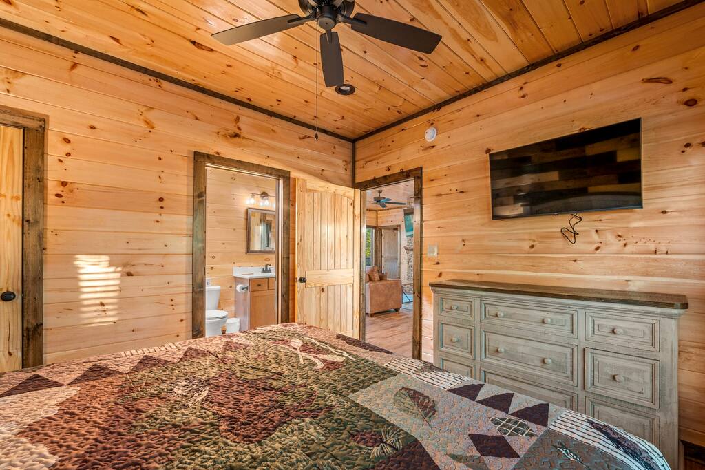 Second bedroom off the main living space. Plenty of space and has a King bed. Second bedroom off the main living space. Plenty of space and has a King bed. - Overlook Swim Lodge - Sevierville