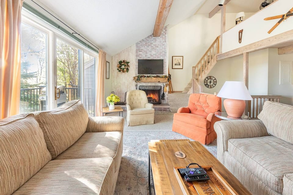 Specials Ski-in Ski-Out Cozy Mountainside Condo - Hartford
