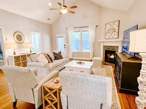 Charming Home - Near Champions Retreat Golf Club