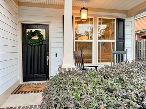 Charming Home - Near Champions Retreat Golf Club