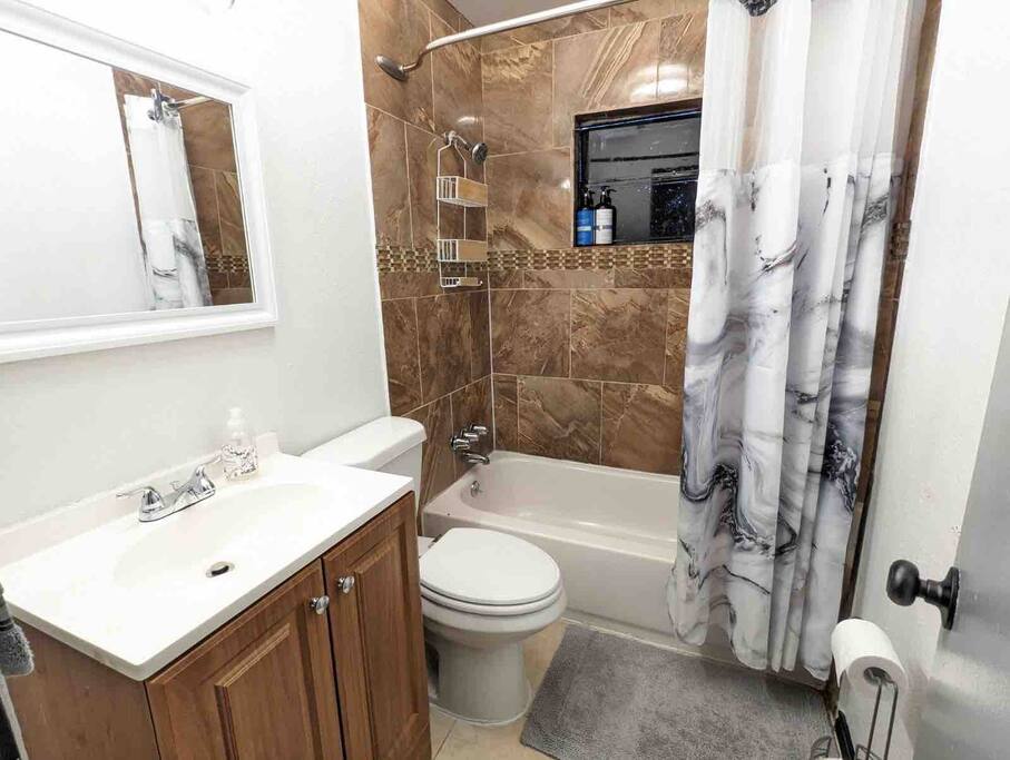 Luxurious full bathroom on 2nd floor. - Home near Downtown Houston Zoo Galleria NRG Park - Houston