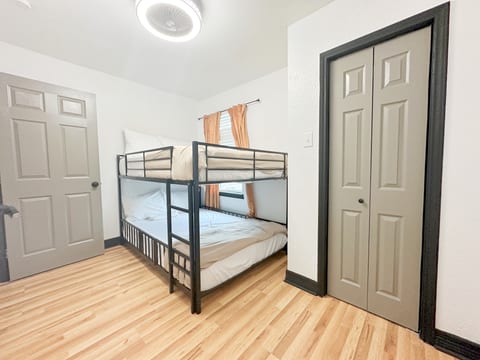 AFFORDABLE Home near NRG Stadium-Downtown Houston
